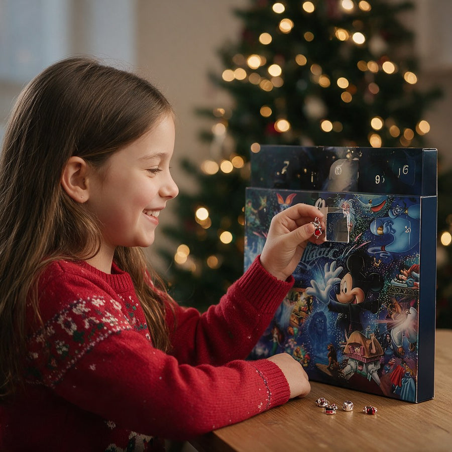 Calendario de Adviento Mickey y Minnie: niña abriendo el calendario