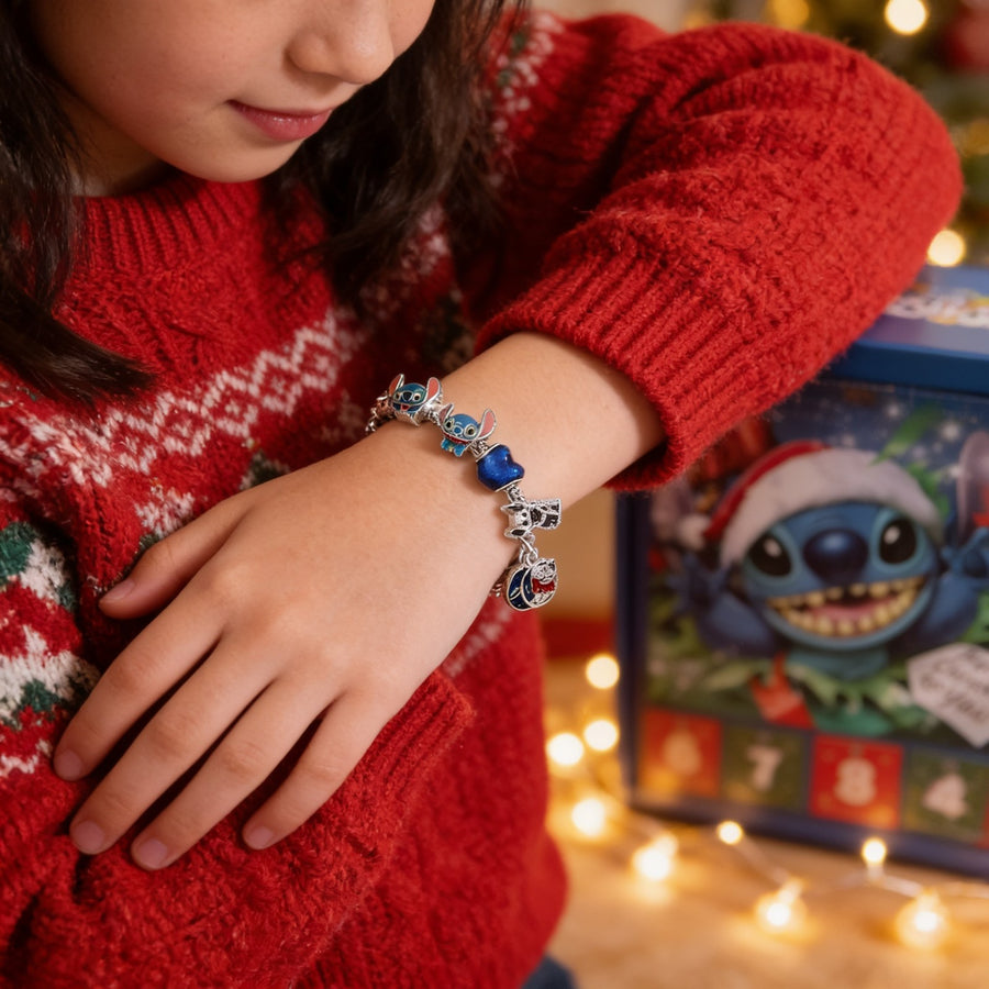 Calendario de Adviento Stitch: pulsera en la muñeca