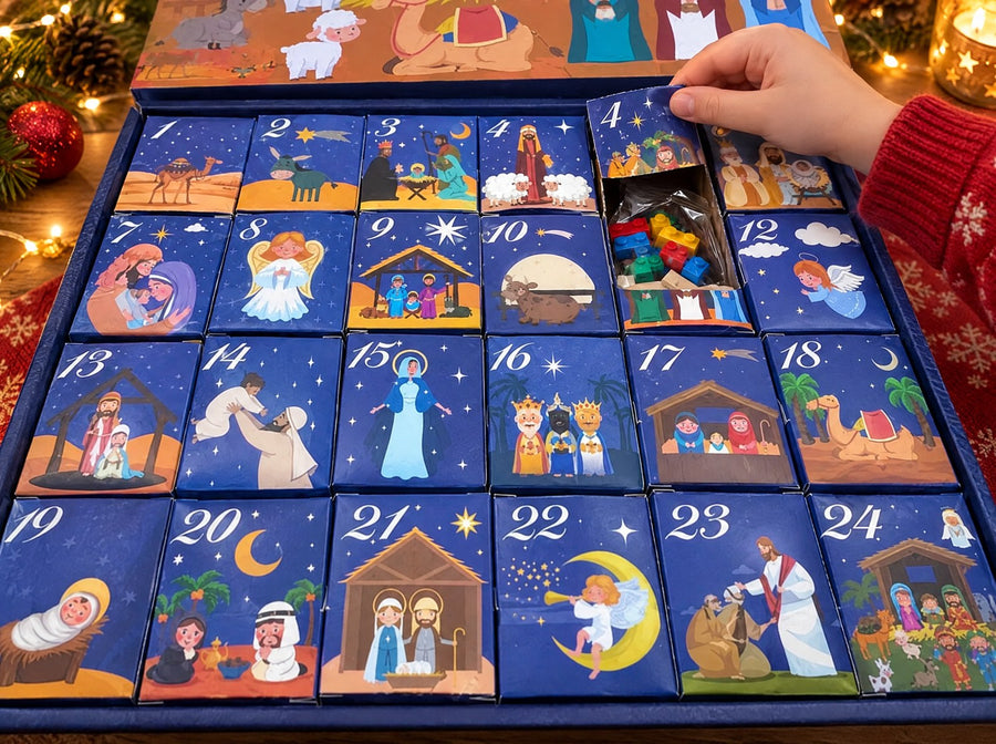 Niño abriendo la puerta del día en el calendario de Adviento